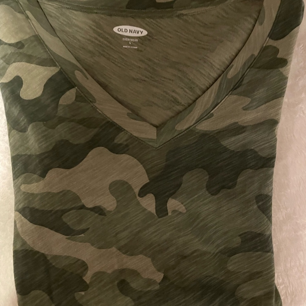Woman’s sz large  Old Navy camo V-neck ..new without tags!